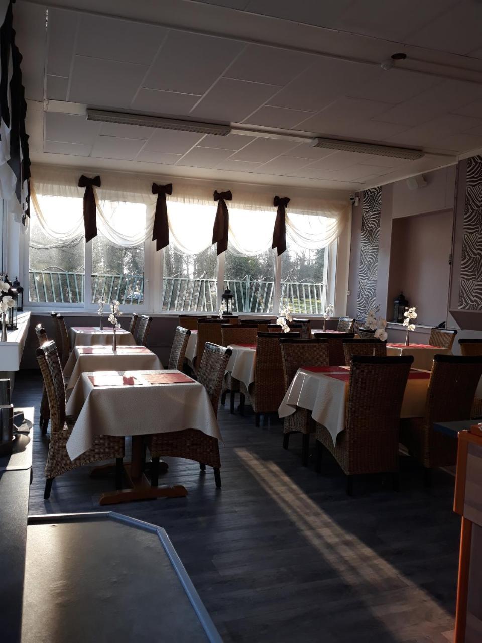 Hostellerie De La Quenoeuille Marquise Bagian luar foto