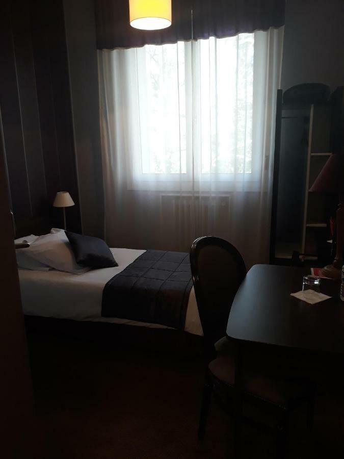 Hostellerie De La Quenoeuille Marquise Bagian luar foto